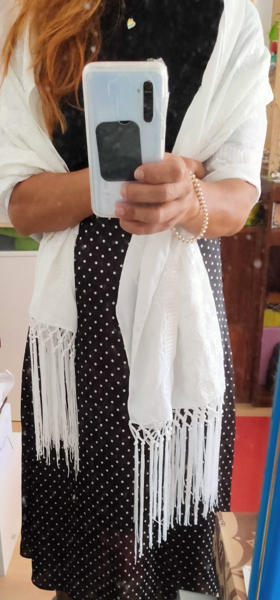 Fular blanco con lentejuelas transparentes+flecos