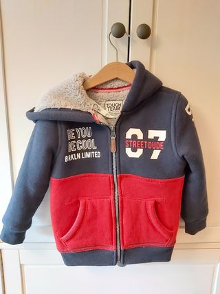 Sudadera con cremallera con forro de borrego de segunda mano por 8 EUR en  Madrid en WALLAPOP