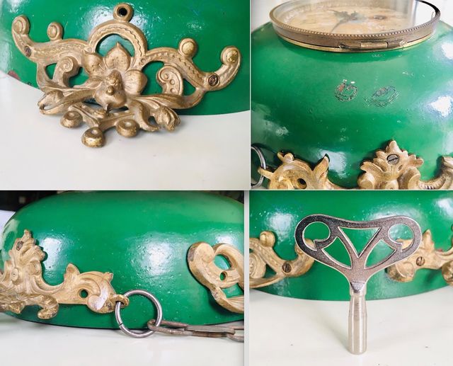 ANTIGUO RELOJ DE PARED CON ADORNOS DE BRONCE