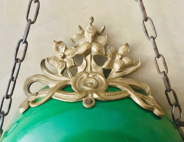 ANTIGUO RELOJ DE PARED CON ADORNOS DE BRONCE