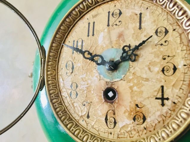 ANTIGUO RELOJ DE PARED CON ADORNOS DE BRONCE