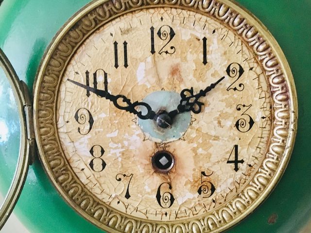 ANTIGUO RELOJ DE PARED CON ADORNOS DE BRONCE