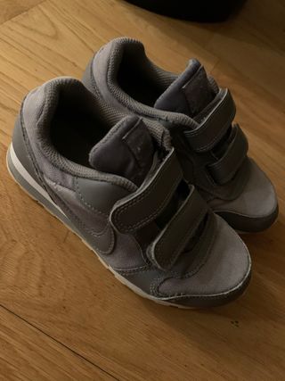 Zapatillas Nike número 29,5 de segunda mano por 15 EUR en Córdoba en  WALLAPOP