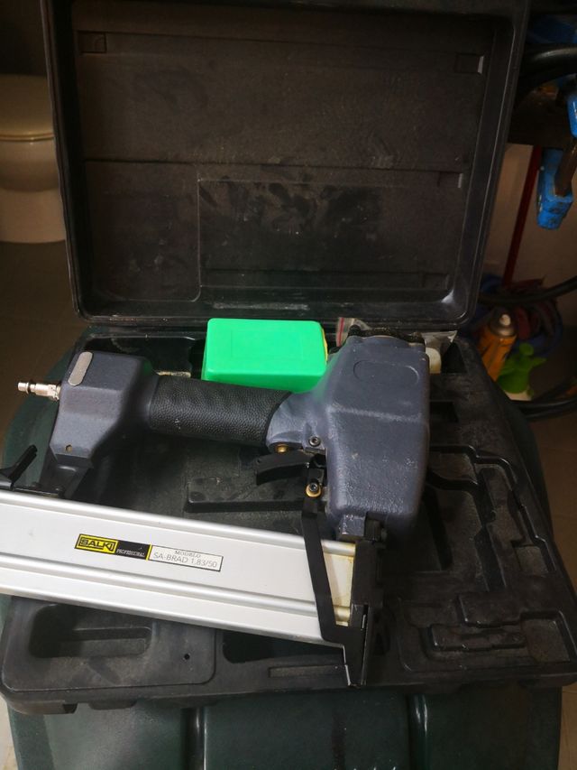 pistola de clavos de acero