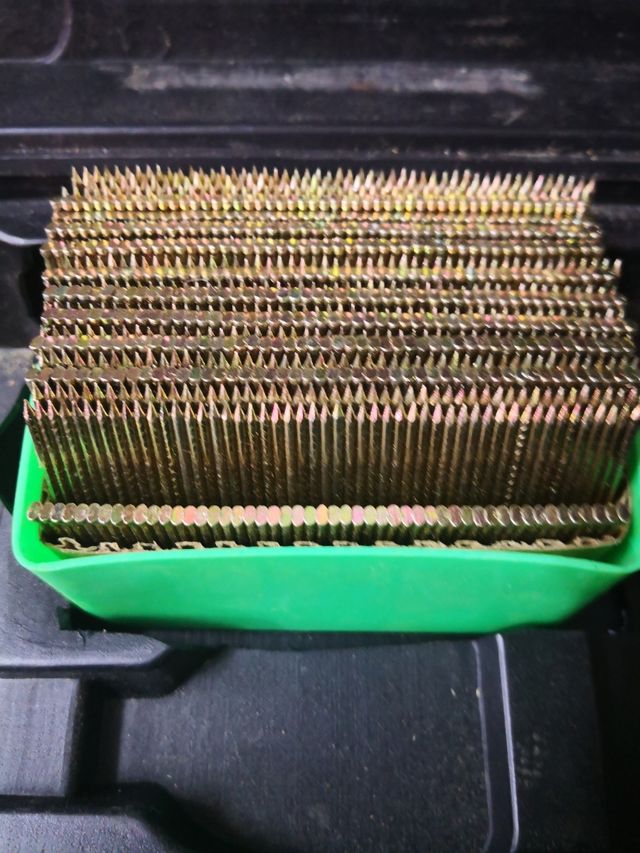 pistola de clavos de acero