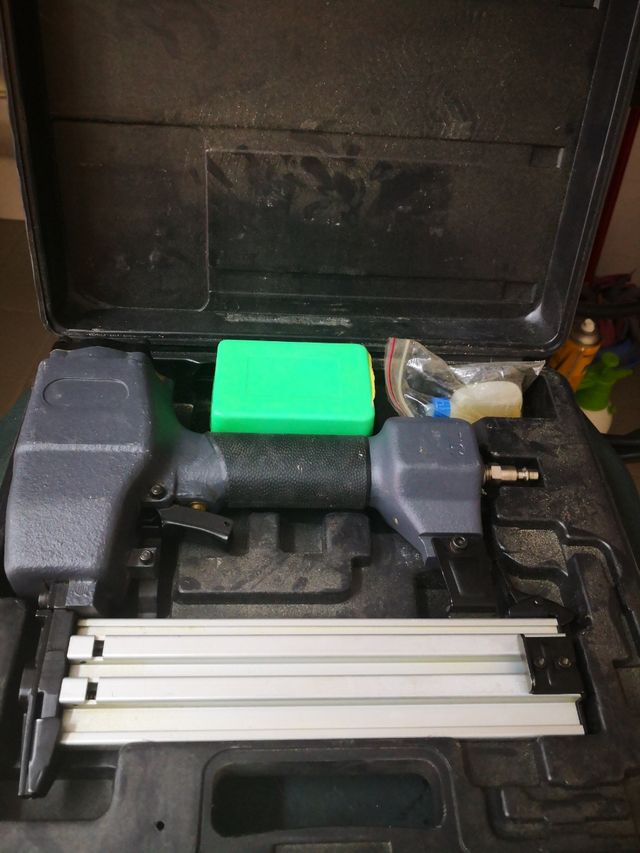 pistola de clavos de acero