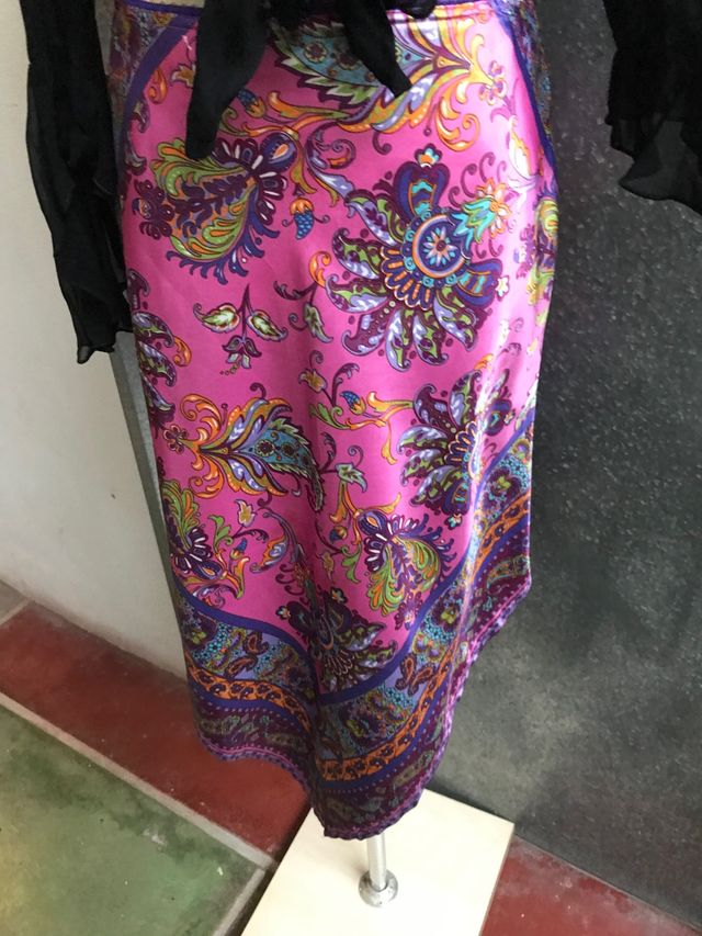 Falda asimétrica en pico estampado fucsia