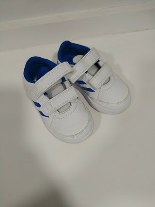 Botines Adidas de bebe de segunda mano por 12 EUR en Montequinto en WALLAPOP