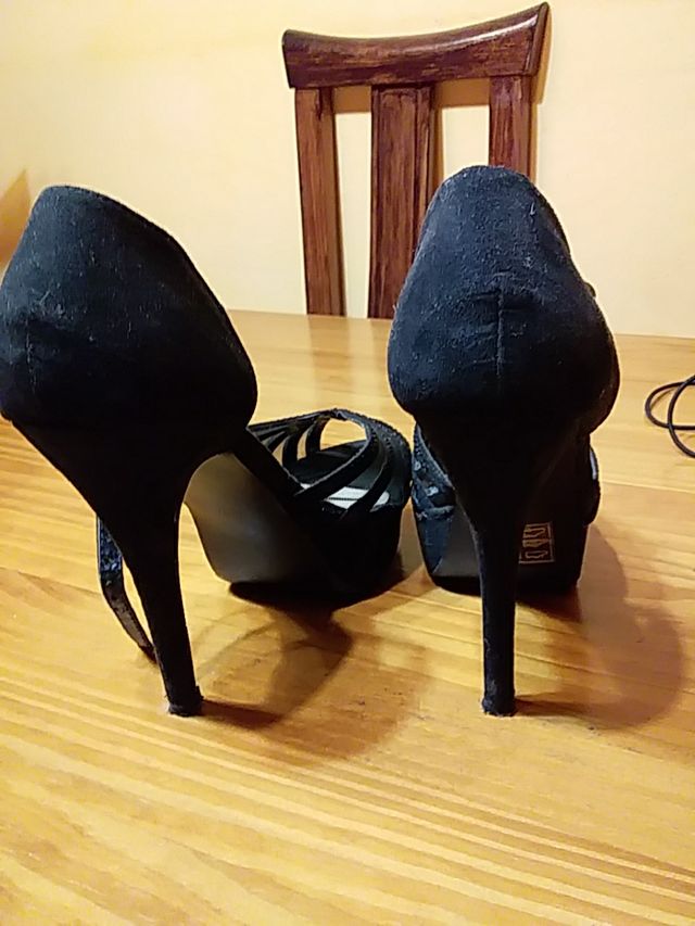 zapatos negros de fiesta muy altos