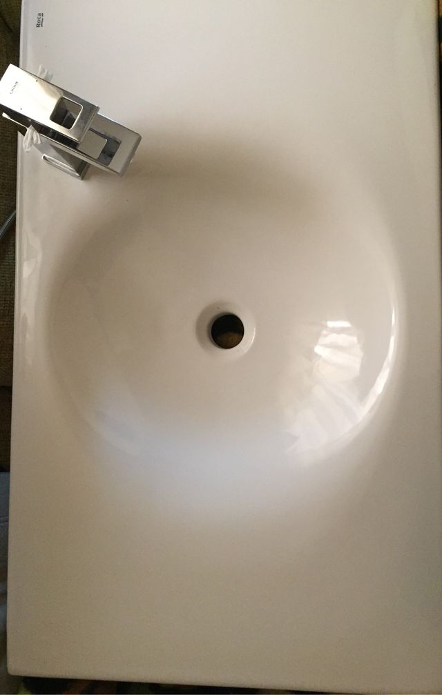 Lavabo con grifo modernos a estrenar