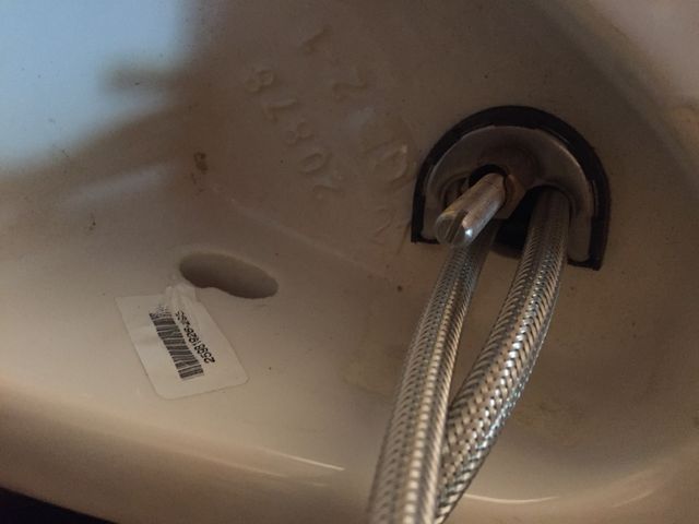 Lavabo con grifo modernos a estrenar