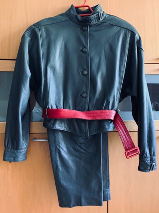 Conjunto de cuero mujer chaqueta corta y pantalón de segunda mano por 25  EUR en Godella en WALLAPOP