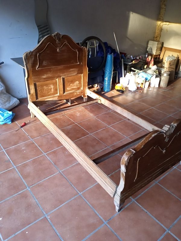 cama antigua de madera maciza