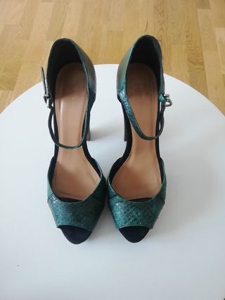 Sandalias tacon hoss intropia de segunda mano por 40 EUR en Vitoria-Gasteiz  en WALLAPOP