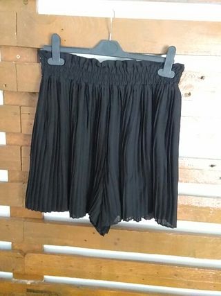 Falda pantalón, plisada, Zara S amplia de segunda mano por 7 EUR en  Valencia en WALLAPOP
