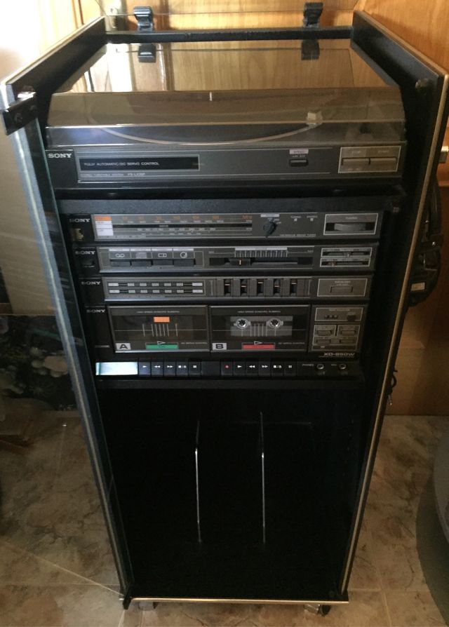 Equipo de música Sony. Con 2
