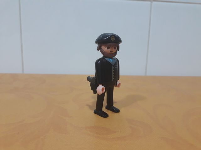 Playmobil policia alemán con boina