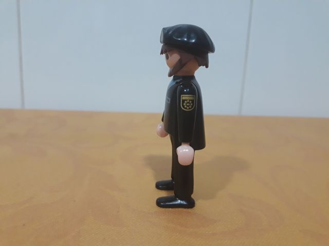 Playmobil policia alemán con boina