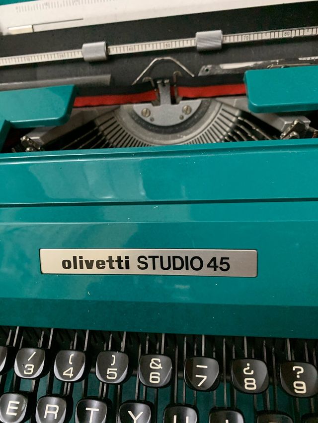 Máquina de escribir Olivetti Modelo Estudio 45