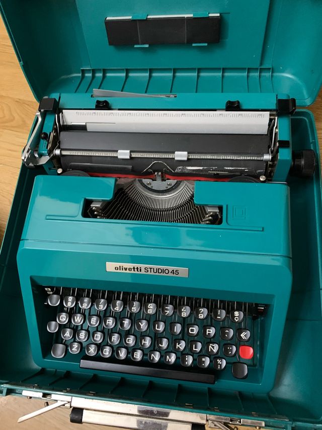 Máquina de escribir Olivetti Modelo Estudio 45