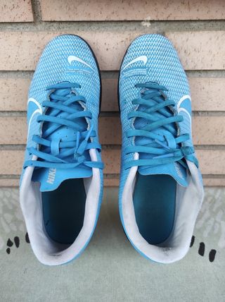 Botas futbol niño talla 41 de segunda mano por 25 EUR en Barcelona en  WALLAPOP