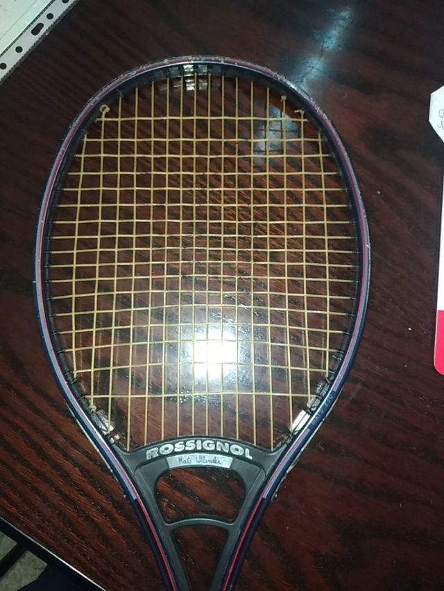 raqueta de tenis marca rossignol con funda