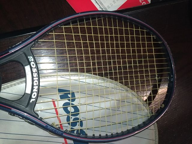 raqueta de tenis marca rossignol con funda