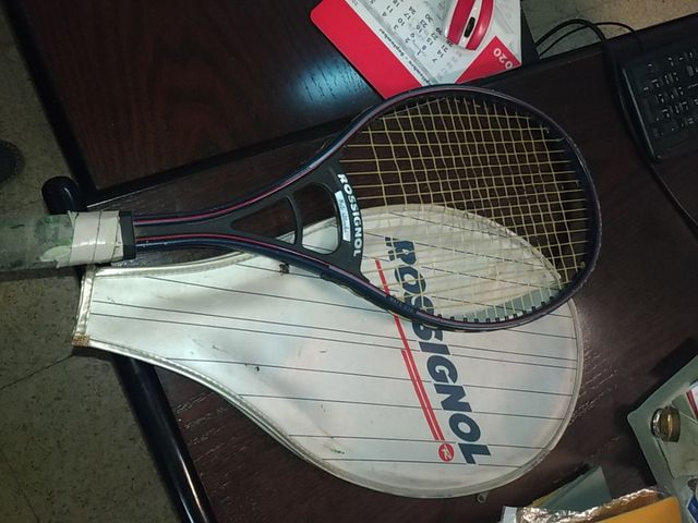 raqueta de tenis marca rossignol con funda