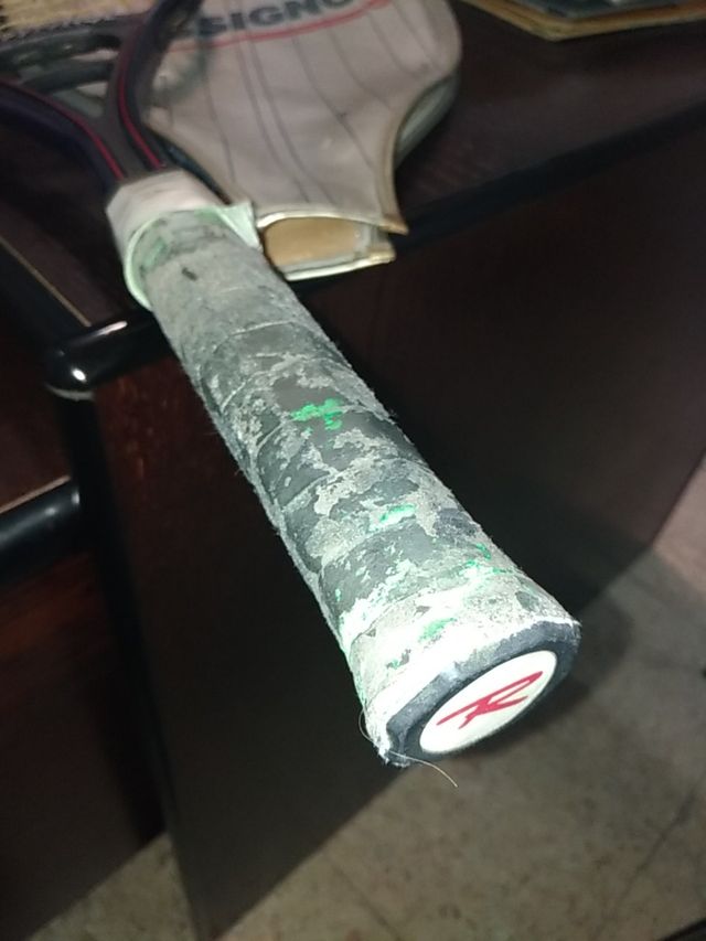 raqueta de tenis marca rossignol con funda