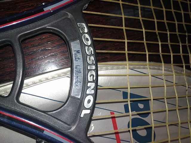 raqueta de tenis marca rossignol con funda