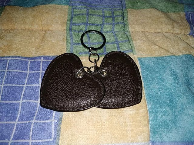 Llavero corazones cuero