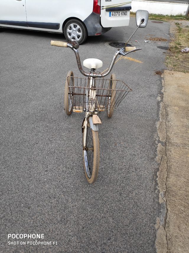 Bicicleta tres ruedas plegable.