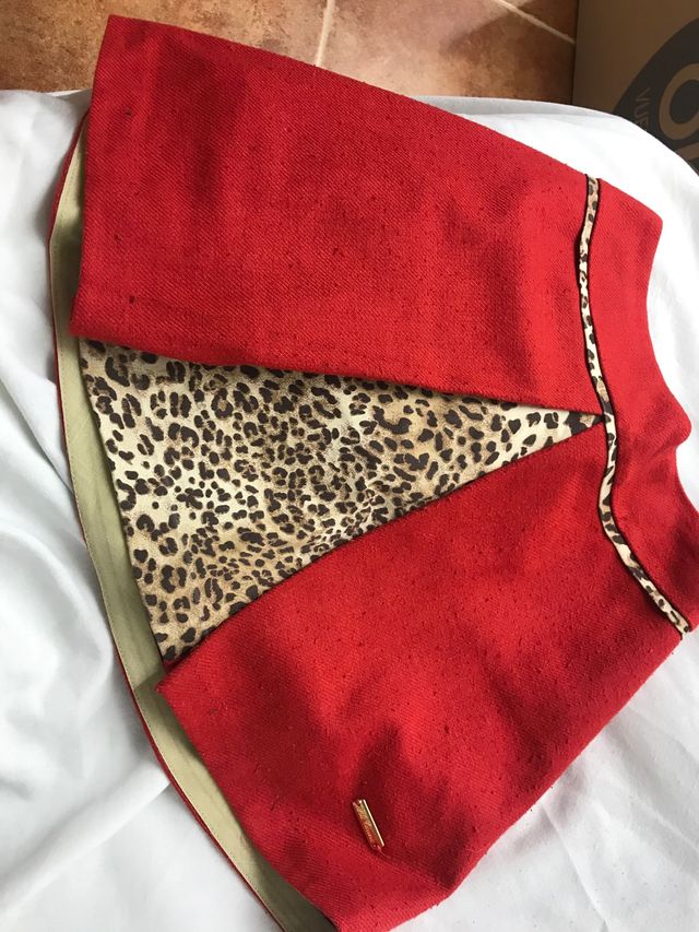 Falda roja y leipardo