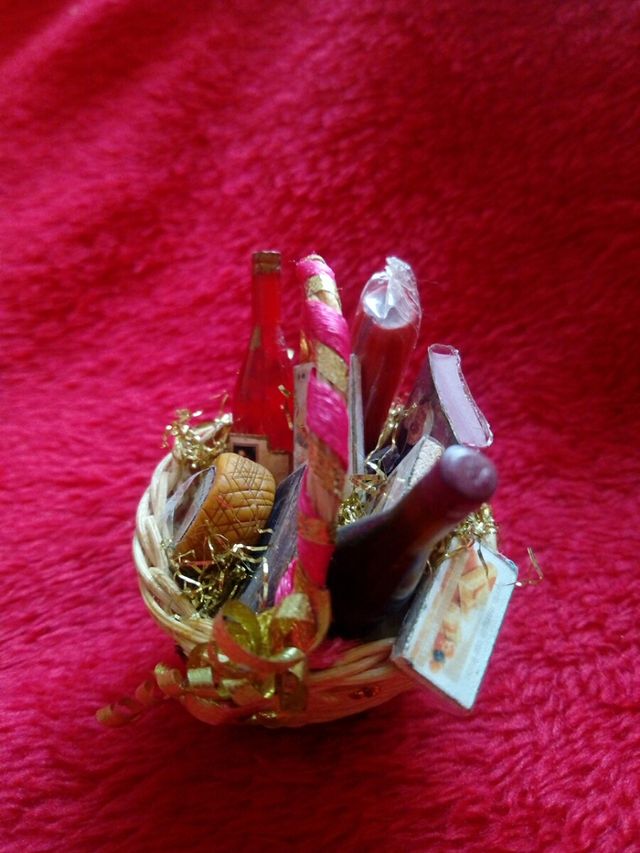 Miniatura cesta Navidad, escala 1/12