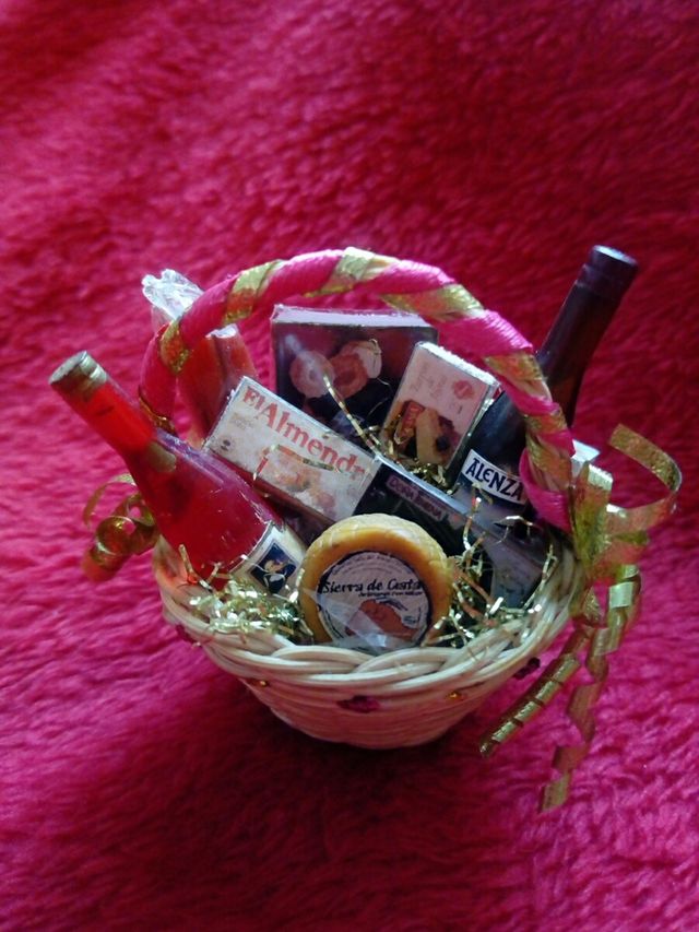 Miniatura cesta Navidad, escala 1/12