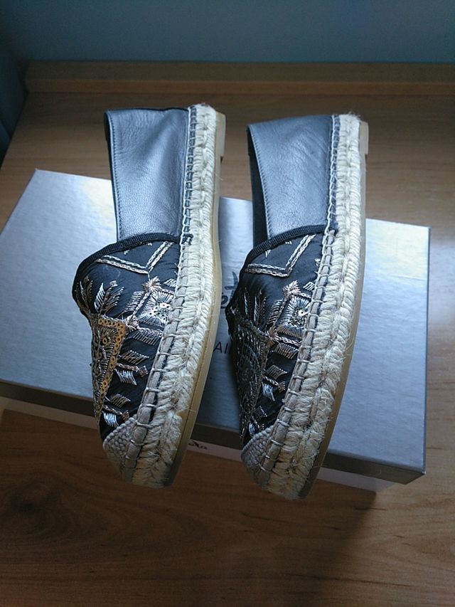 Zapatillas piel esparto y bordadas con lentejuelas
