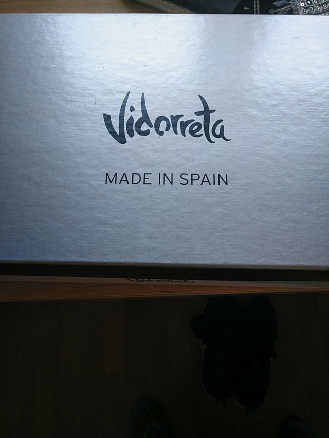 Zapatillas piel esparto y bordadas con lentejuelas