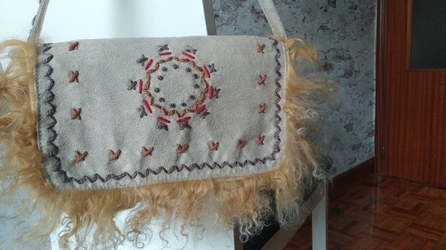 Borsa in camoscio beige con frange in lana
