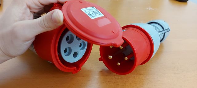 Toma cetac trifásica de 30 amperios NUEVA