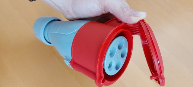 Toma cetac trifásica de 30 amperios NUEVA