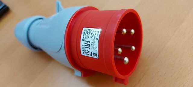 Toma cetac trifásica de 30 amperios NUEVA