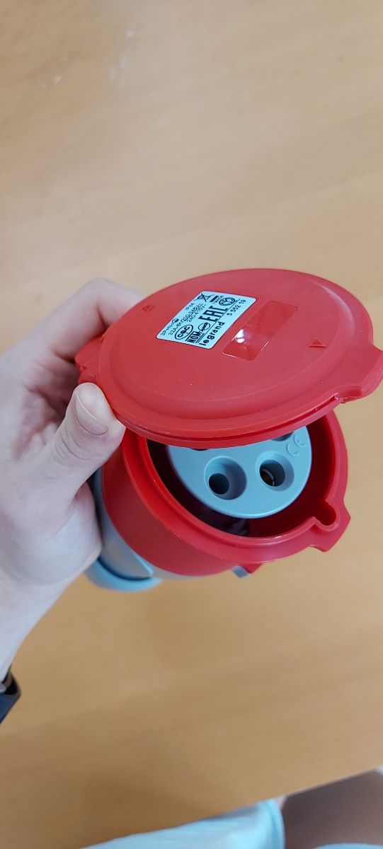 Toma cetac trifásica de 30 amperios NUEVA