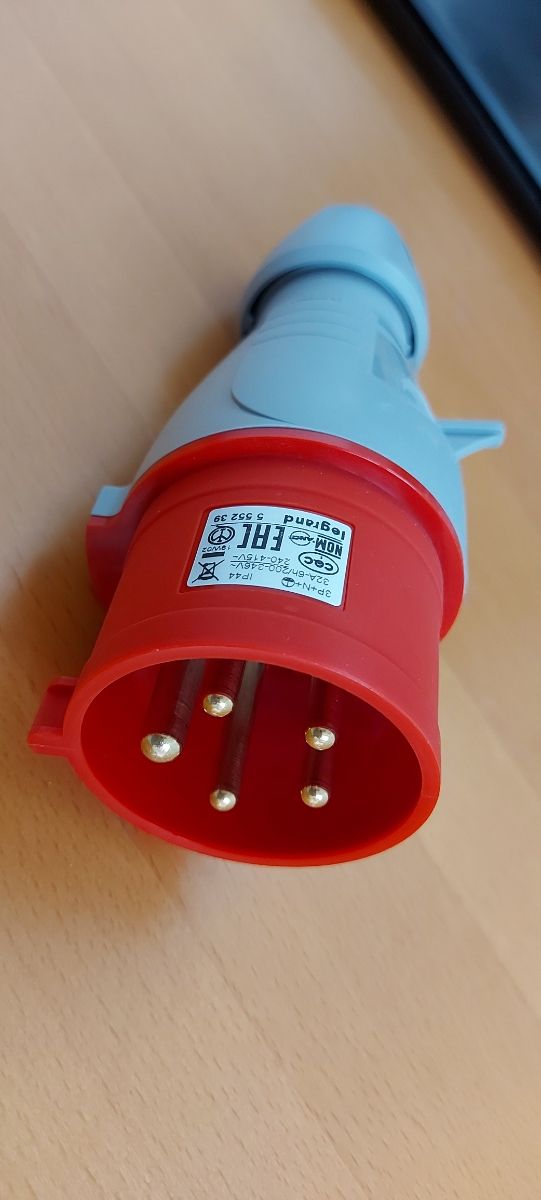 Toma cetac trifásica de 30 amperios NUEVA