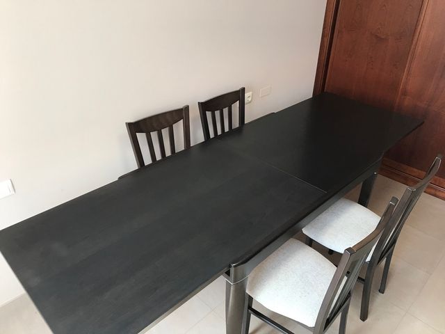 Mesa de madera con 4 sillas