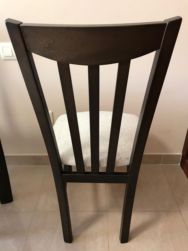 Mesa de madera con 4 sillas