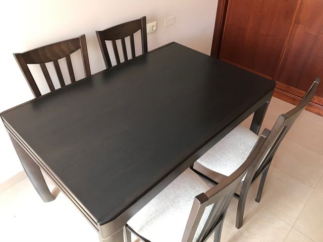 Mesa de madera con 4 sillas