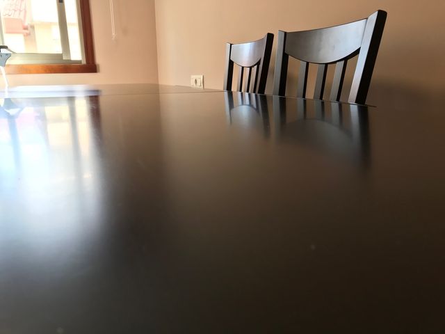 Mesa de madera con 4 sillas