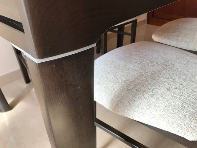 Mesa de madera con 4 sillas