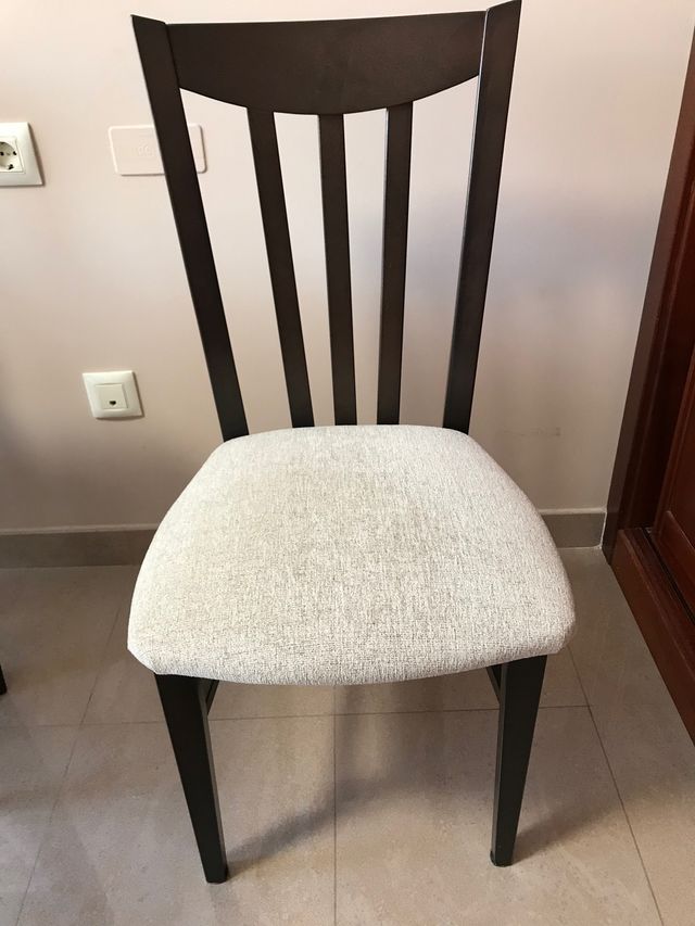 Mesa de madera con 4 sillas