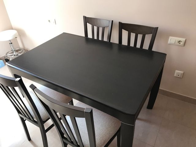 Mesa de madera con 4 sillas